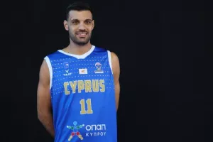 Με φόντο... το τρόπαιο! (Φώτος)