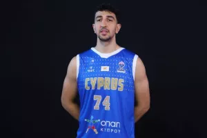 Με φόντο... το τρόπαιο! (Φώτος)