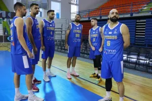 Με φόντο... το τρόπαιο! (Φώτος)