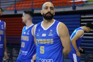 Με φόντο... το τρόπαιο! (Φώτος)