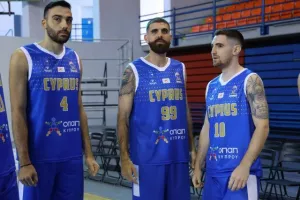 Με φόντο... το τρόπαιο! (Φώτος)