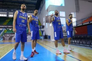 Με φόντο... το τρόπαιο! (Φώτος)