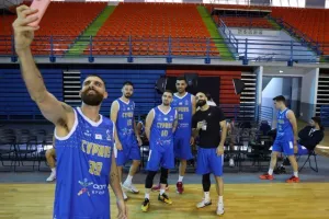 Με φόντο... το τρόπαιο! (Φώτος)