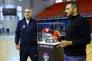 Με φόντο... το τρόπαιο! (Φώτος)