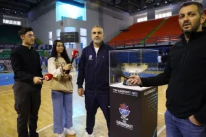 Με φόντο... το τρόπαιο! (Φώτος)