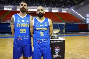 Με φόντο... το τρόπαιο! (Φώτος)