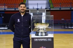 Με φόντο... το τρόπαιο! (Φώτος)