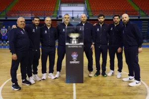 Με φόντο... το τρόπαιο! (Φώτος)