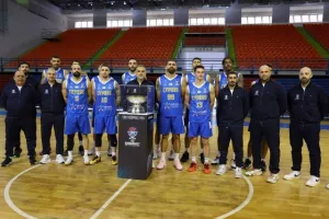 Με φόντο... το τρόπαιο! (Φώτος)