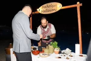 Το δείπνο της ΚΟΠ με κυπριακούς χορούς (Φώτος)