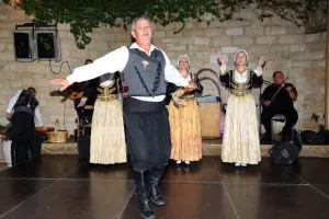 Το δείπνο της ΚΟΠ με κυπριακούς χορούς (Φώτος)