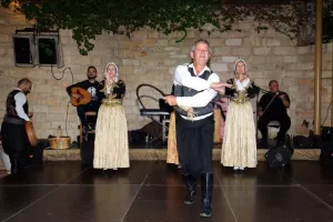 Το δείπνο της ΚΟΠ με κυπριακούς χορούς (Φώτος)