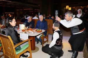 Το δείπνο της ΚΟΠ με κυπριακούς χορούς (Φώτος)