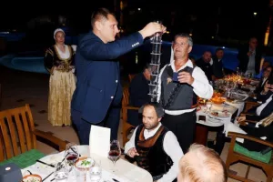 Το δείπνο της ΚΟΠ με κυπριακούς χορούς (Φώτος)
