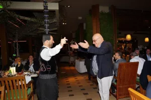 Το δείπνο της ΚΟΠ με κυπριακούς χορούς (Φώτος)