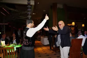 Το δείπνο της ΚΟΠ με κυπριακούς χορούς (Φώτος)