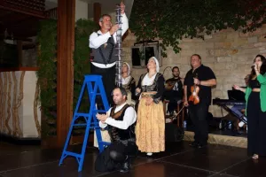 Το δείπνο της ΚΟΠ με κυπριακούς χορούς (Φώτος)