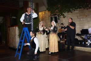 Το δείπνο της ΚΟΠ με κυπριακούς χορούς (Φώτος)