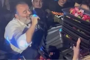 (ΒΙΝΤΕΟ) Τα "έσπασε" ξανά στα μπουζούκια ο Ηλιόπουλος