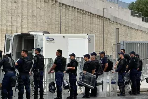 Ισχυρή αστυνομική δύναμη/ Αίαντας και... σκύλοι (Φώτος)