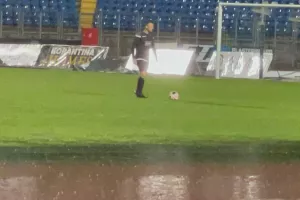 ΩΡΑ 18:40/ Ο έλεγχος των ρεφ στον αγωνιστικό χώρο του "Στ. Κυριακίδης"