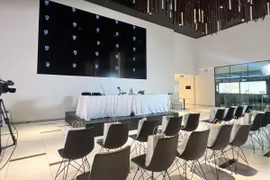 Πραστίτης για ΟΛΟΥΣ και για ΟΛΑ 