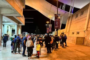 Άρχισε να μαζεύεται κόσμος