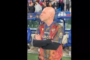 Φόρεσαν λασπωμένες φανέλες στη μνήμη των θυμάτων της Βαλένθια