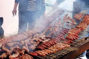 ΜΥΡΙΖΕΙ... Τσικνοπέμπτη!