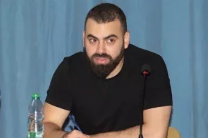"Σύγκρουση αντίθετων κόσμων και θεωριών"