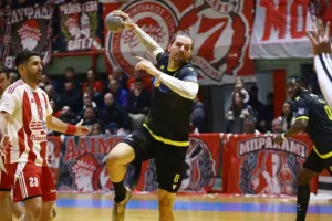 Πήρε το ντέρμπι με τον Ολυμπιακό και έμεινε μόνη στην κορυφή η ΑΕΚ!