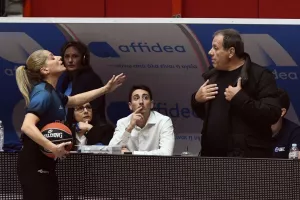 Για ώρα στο Τόφαλος η ΑΕΚ, μέχρι να κλείσει το φύλλο αγώνα από τους διαιτητές του ματς με τον Προμηθέα