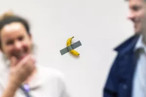 Ο άνθρωπος που αγόρασε μια μπανάνα-έργo τέχνης για 6,2 εκατ. δολάρια