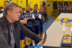 (Βίντεο) Τούρτα για τα 98χρονα και ομιλία Πετρίδη