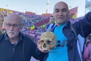Ξέθαψε το κρανίο του παππού και το πήρε μαζί του στον τελικό!