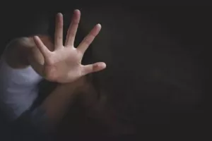 Σοκ από τις αποκαλύψεις για τον αστυνομικό της Βουλής που κακοποιούσε την οικογένειά του-Τι λένε οι συνάδελφοί του