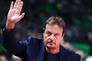 Έξαλλος ο Αταμάν: Time out και τριπλή αλλαγή σε... 44''!