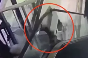 Γλίστρησε στις κυλιόμενες εμπορικού και έπεσε στο κενό από τον 4ο όροφο