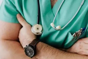 Καταδικάστηκε πανεπιστημιακός γιατρός για...φακελάκι