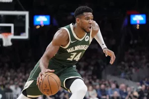 Το NBA ανακοίνωσε ότι ο Γιάννης πάτησε εκτός γηπέδου πριν από το νικητήριο καλάθι του Λίλαρντ κόντρα στους Ρόκετς