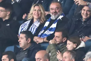 Με κασκόλ της εθνικής ο Μάριος Ηλιόπουλος στο ΟΑΚΑ
