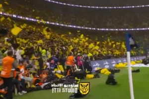 Απίστευτος Καντέ: Μάζευε από το γήπεδο αυτά που πετούσαν μέσα οι οπαδοί της Αλ Ιτιχάντ! (βίντεο)