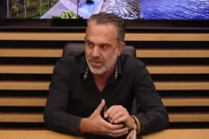 Δίνει απαντήσεις!