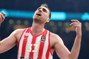 «Πάγωσε» στην τέταρτη περίοδο και είδε το νικηφόρο σερί του να τελειώνει στο Βελιγράδι ο Ολυμπιακός