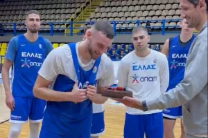 Εθνική Ελλάδας: Η τούρτα-έκπληξη στον Νετζήπογλου και η αγκαλιά με τον Σπανούλη