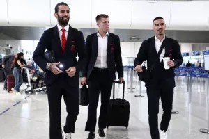 Ολυμπιακός: Αναχώρησε με Έσε, Τσικίνιο για Βουκουρέστι – Στην αποστολή Βέλντε, Γουίλιαν