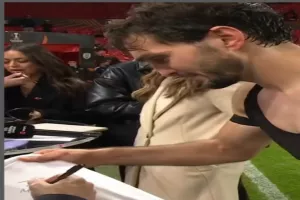  Ο Οζντόεφ ζήτησε αυτόγραφο από θρύλο της Μάντσεστερ Γιουνάιτεντ μετά το τέλος του αγώνα