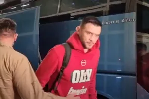 Η άφιξη των ερυθρολεύκων στο ΟΑΚΑ