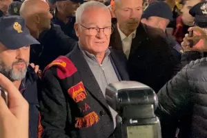 Ο Ρανιέρι έφτασε στην Ρώμη και αποθεώθηκε στο αεροδρόμιο (Βίντεο)