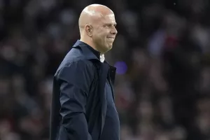 Σλοτ: Απάντησε στο δίλημμα "Ρόμπερτσον ή Τσιμίκας" εξηγώντας το πλάνο του για τη θέση του αριστερού μπακ
